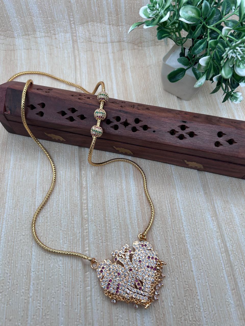 Chain With Pendant — Gold